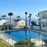 Nyrenoverat! Beachfront Townhouse Med Pool