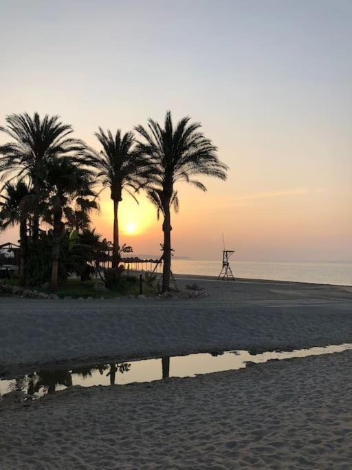 Semesterbostad Nyrenoverat! Beachfront Townhouse Med Pool Málaga