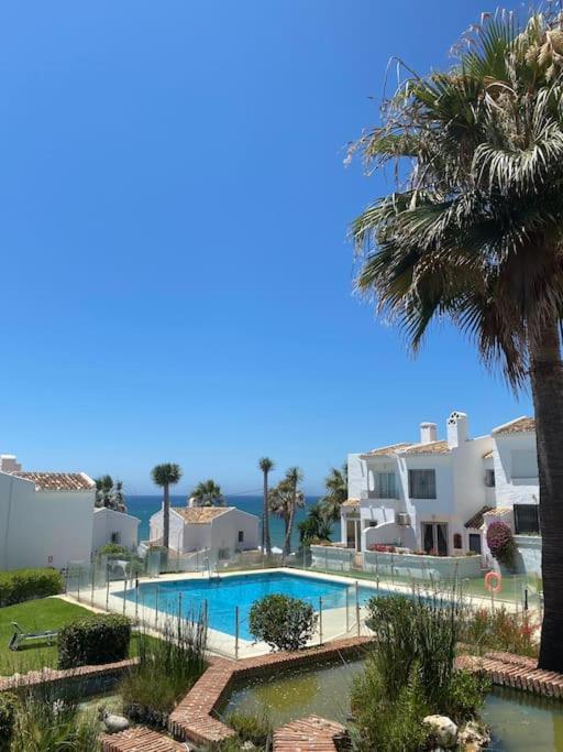 Semesterbostad Nyrenoverat! Beachfront Townhouse Med Pool