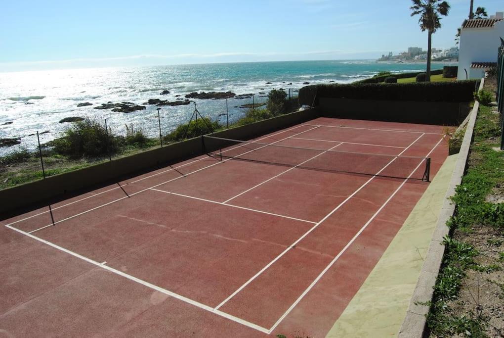 Semesterbostad Nyrenoverat! Beachfront Townhouse Med Pool Málaga