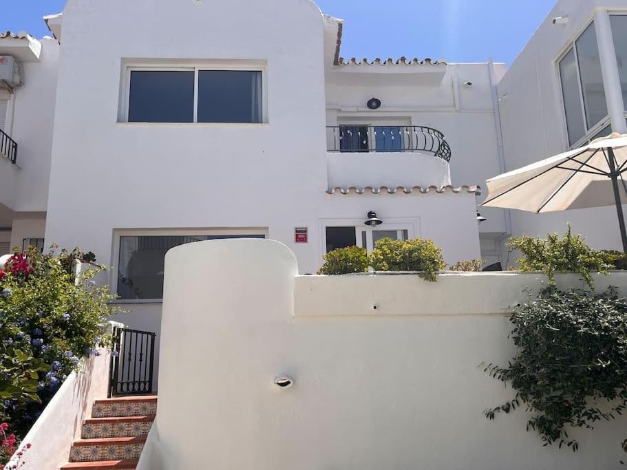 Nyrenoverat! Beachfront Townhouse Med Pool Málaga