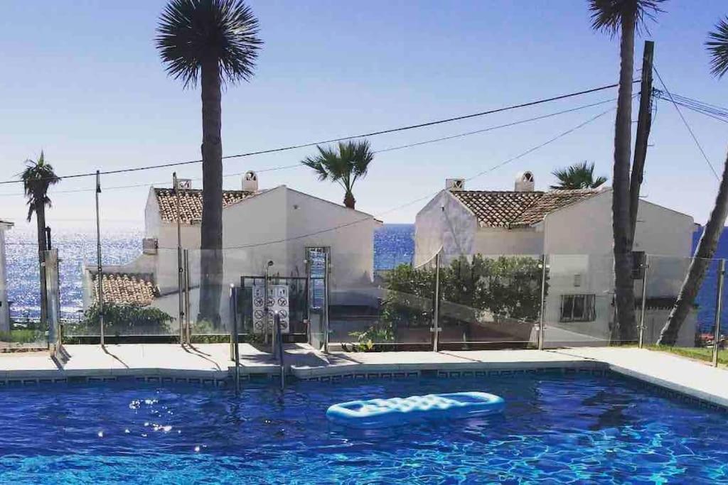 Nyrenoverat! Beachfront Townhouse Med Pool