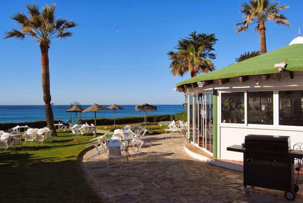 Semesterbostad Nyrenoverat! Beachfront Townhouse Med Pool *