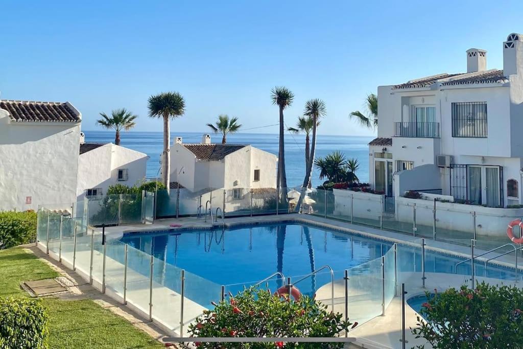 Nyrenoverat! Beachfront Townhouse Med Pool Semesterbostad