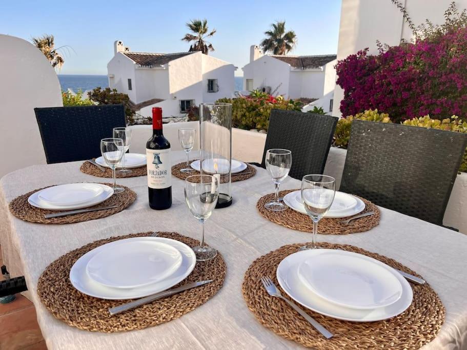 Semesterbostad Nyrenoverat! Beachfront Townhouse Med Pool