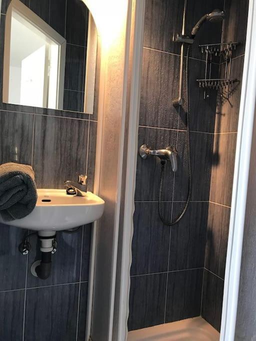 Semesterbostad Nyrenoverat! Beachfront Townhouse Med Pool