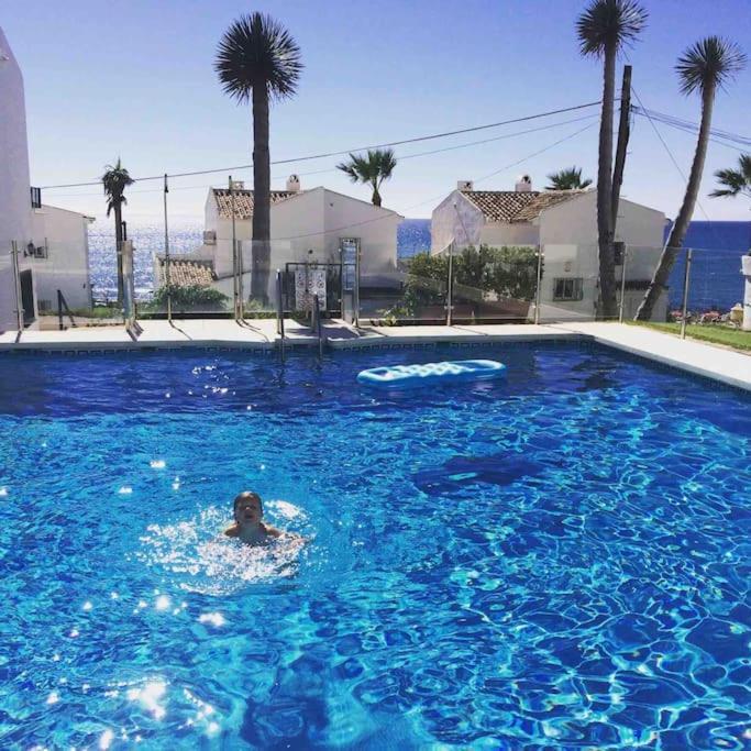 Nyrenoverat! Beachfront Townhouse Med Pool Сasa de vacaciones Málaga