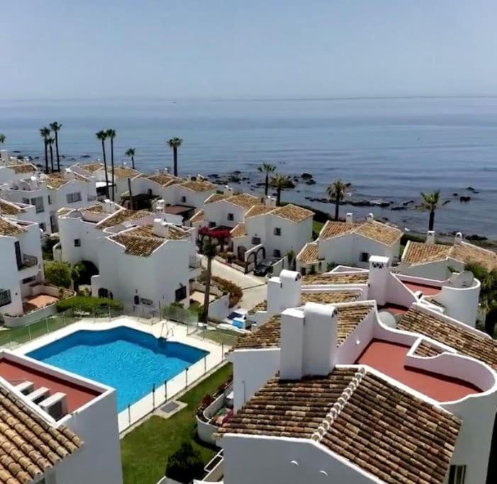 Nyrenoverat! Beachfront Townhouse Med Pool Сasa de vacaciones *