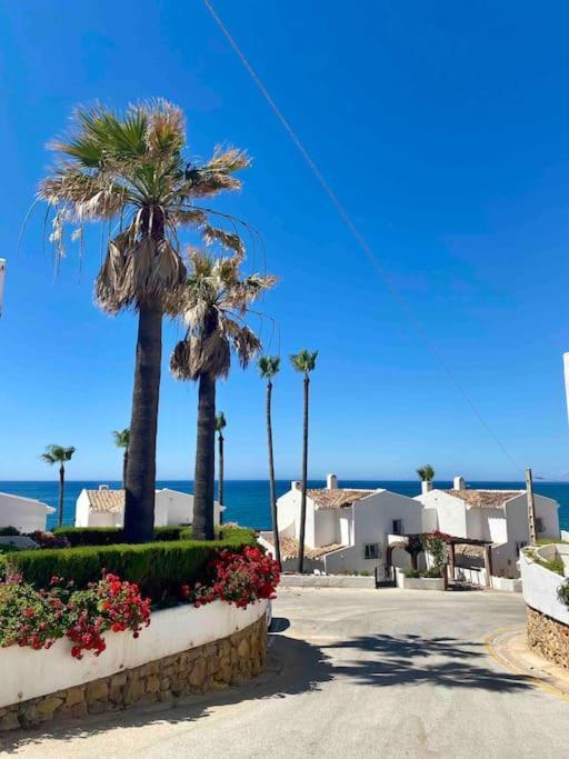 Nyrenoverat! Beachfront Townhouse Med Pool Сasa de vacaciones